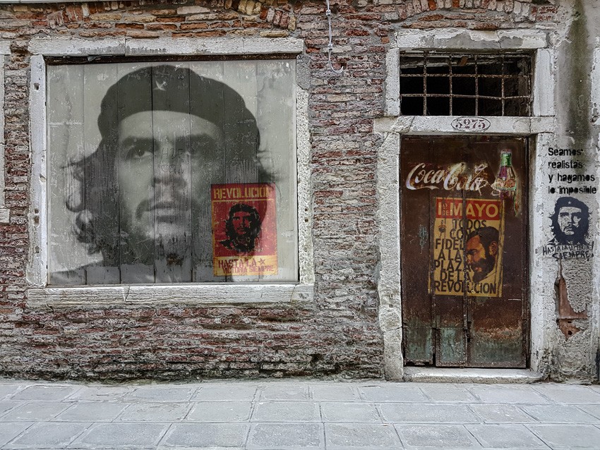  CHE Revolution Wall  